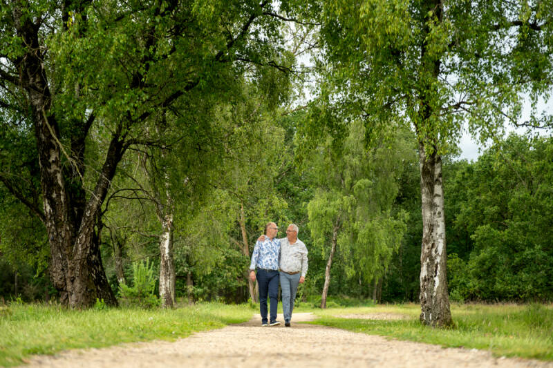 wandelen in de Kampina. Een goed gesprek tijdens een fotoshoot