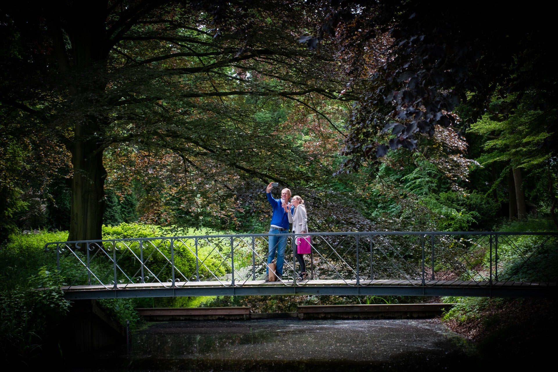 Echtpaar maakt een selfie op een romantische brug tijdens samen-momentje