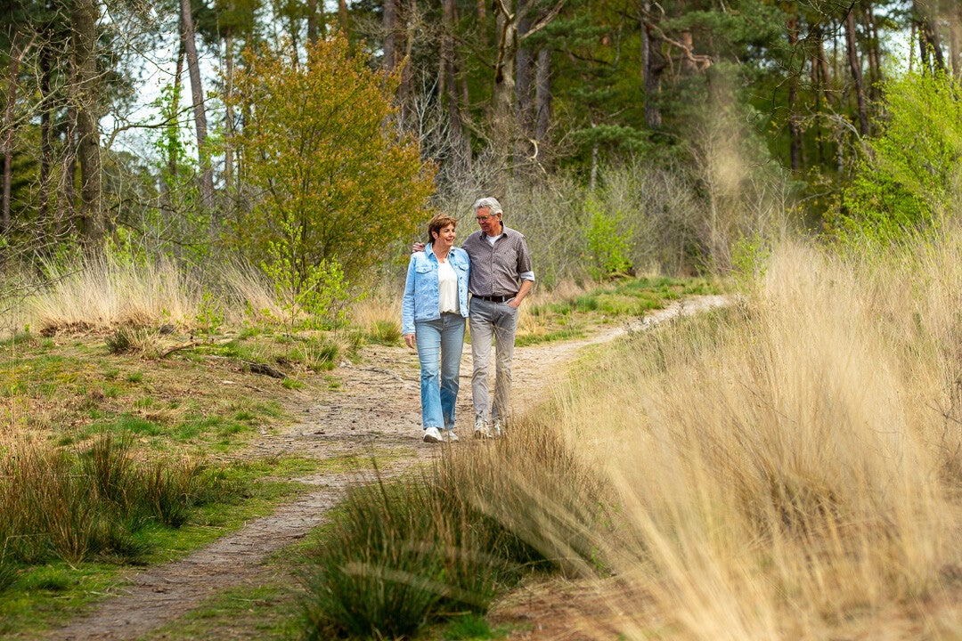Verliefd stel tijdens ontspannen fotoshoot in de Kampina, bij Boxtel, Noord Brabant