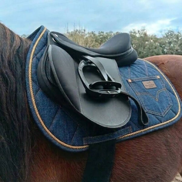 Tapis de selle denim mixte avec poche style jean - 3 coloris - Équipement équitation CSO - option bonnet assorti - option broderie