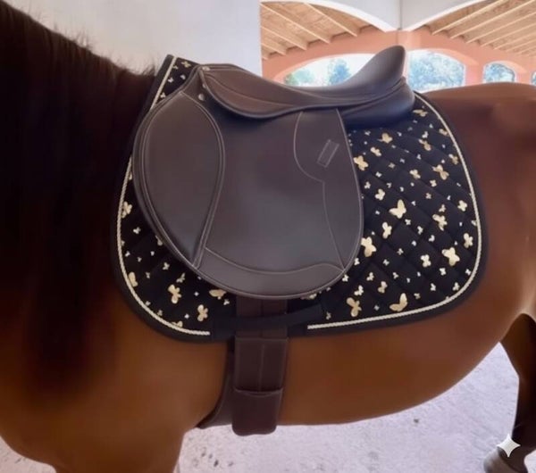 Tapis de selle mixte/CSO noir imprimé Papillons Dorés | Ibis Créations Horse