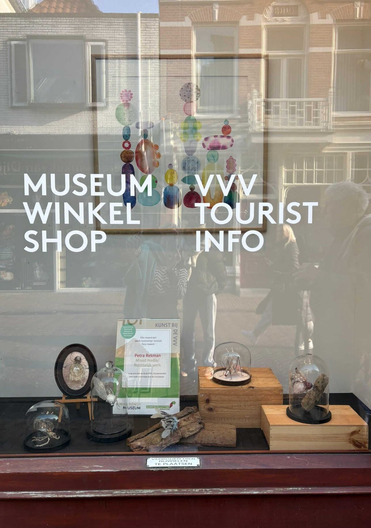 De etalage van de Museumwinkel in de Peperstraat in Purmerend met mijn kunst.
