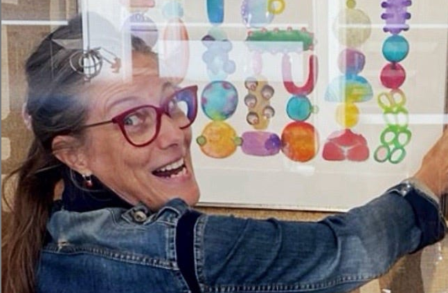 Petra in de etalage met abstract kleurrijk kunst