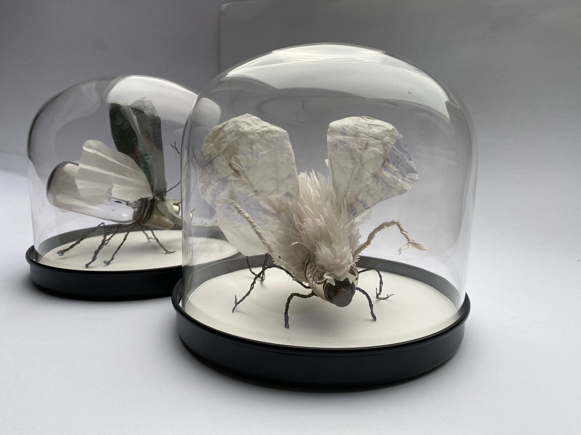 Papierkunst, winterlandschap met hertjes met licht in een glazen stolp