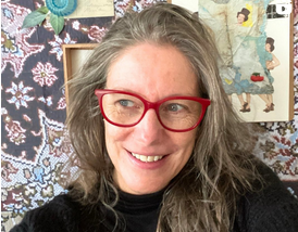 Dit is een selfie van Petra Rekman aka Peentyourdreams met in de achtergrond haar kleurrijke kunstwerk hangend aan de muur.