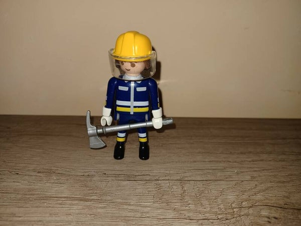 playmobil pompier avec hache , occasion