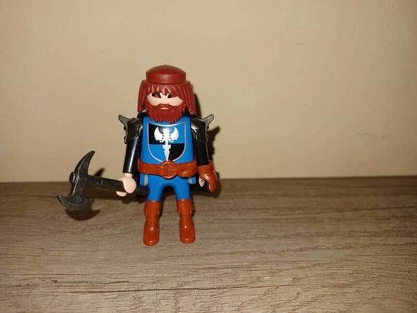 playmobil ,viking bleu avec hache , occasion