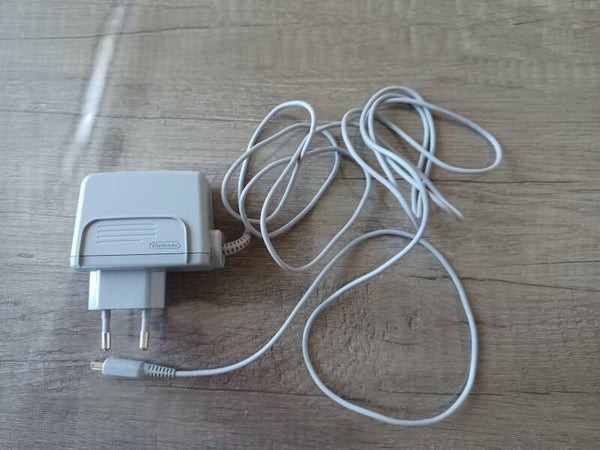 chargeur pour nintendo 2 ds ou 3 ds , occasion
