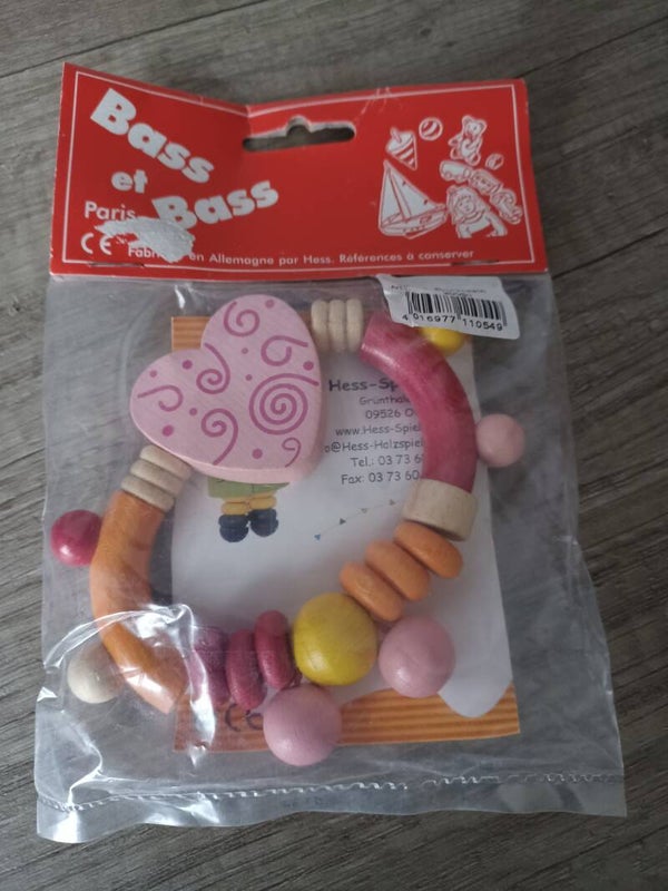 hochet en bois , coeur rose , neuf