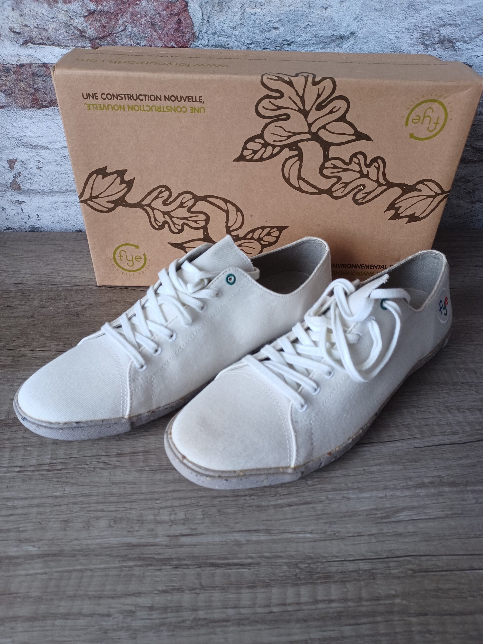 baskets ou tennis , fye , blanc , pointure 40 , neuf