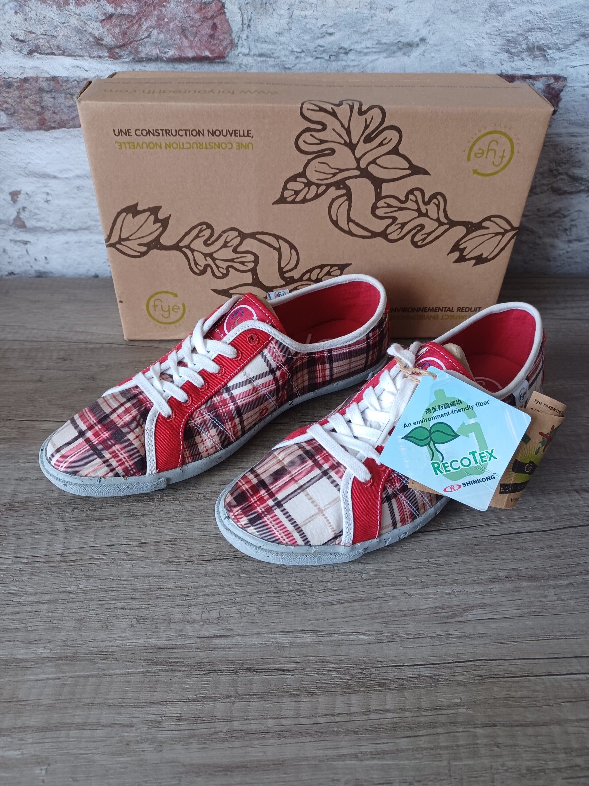 baskets ou tennis , fye , quadrillé rouge , pointure  , neuf