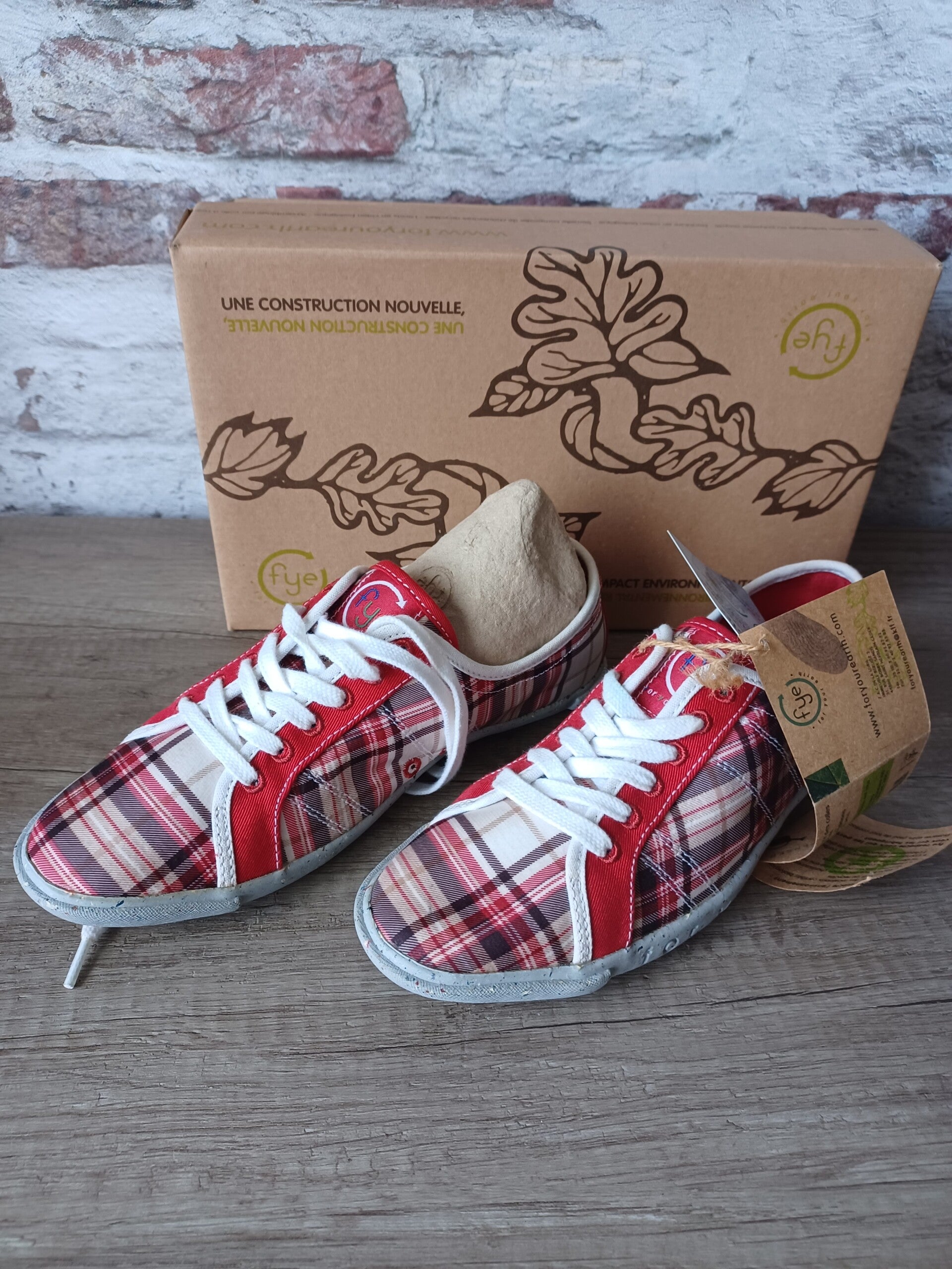 baskets ou tennis , fye , quadrillé rouge , pointure 37 , neuf