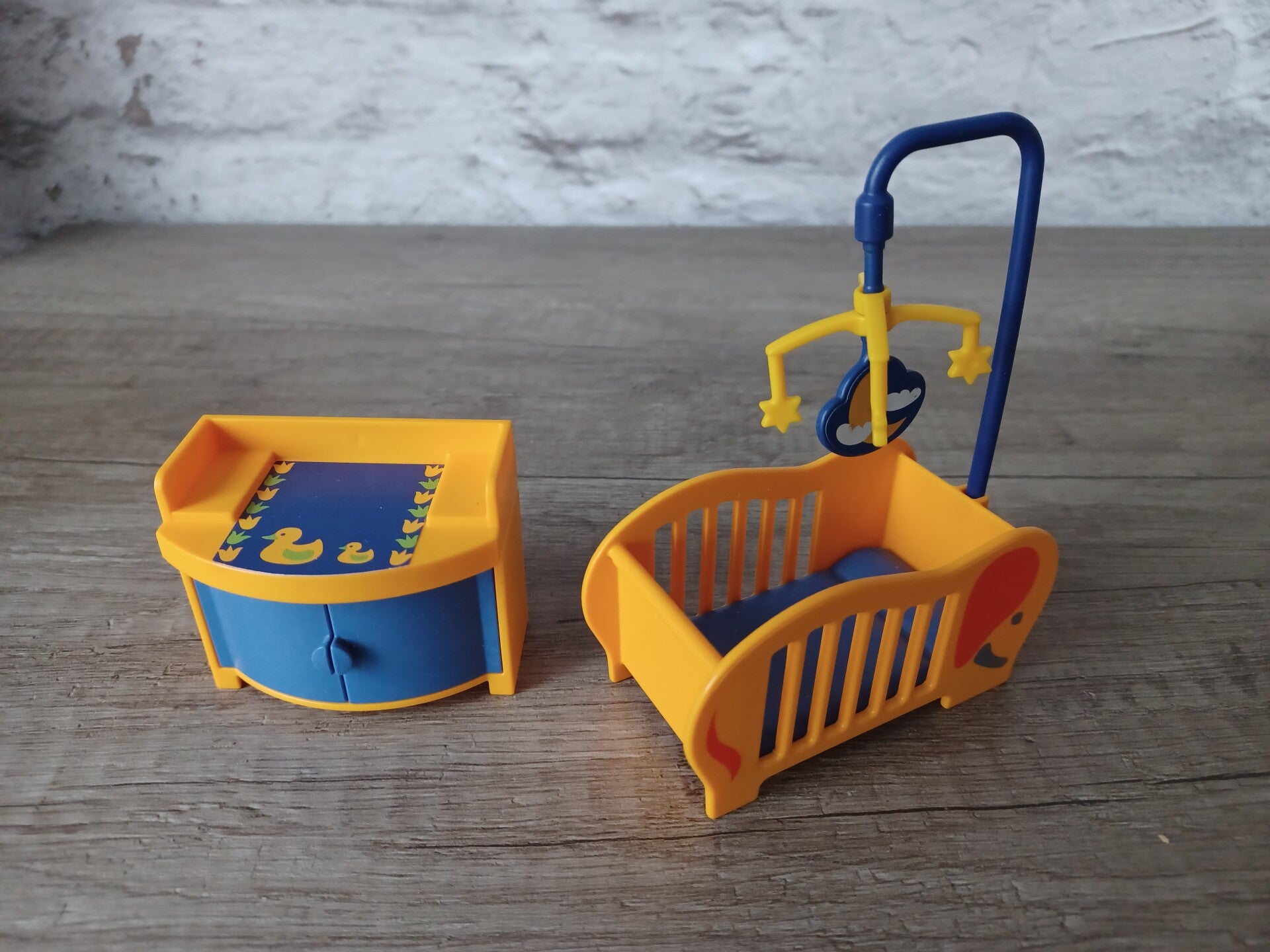 playmobil , lit et table a langer jaune , occasion