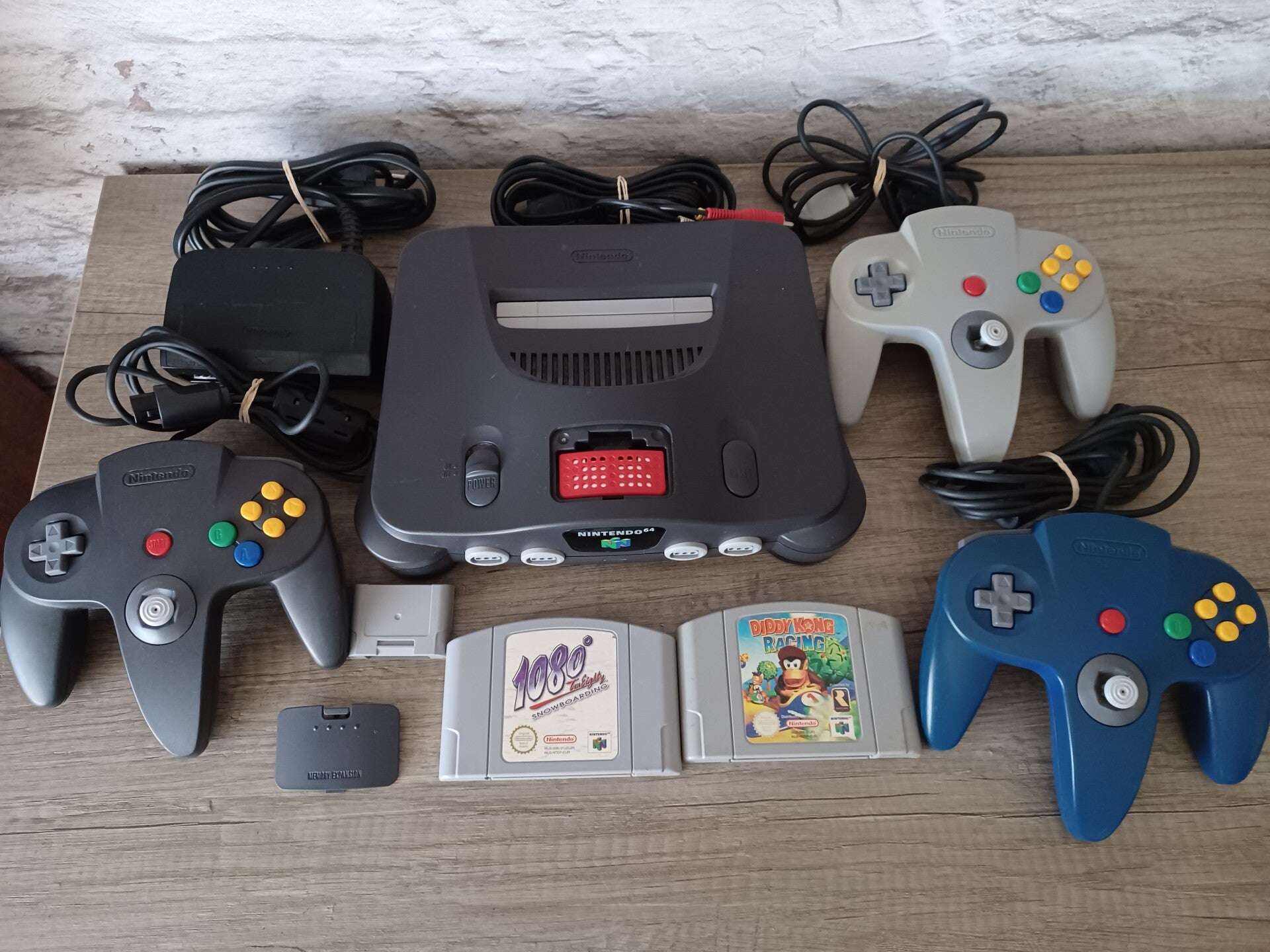 console nintendo 64 + 3 manettes + 2 jeux + carte memoire et expansion pak, occasion