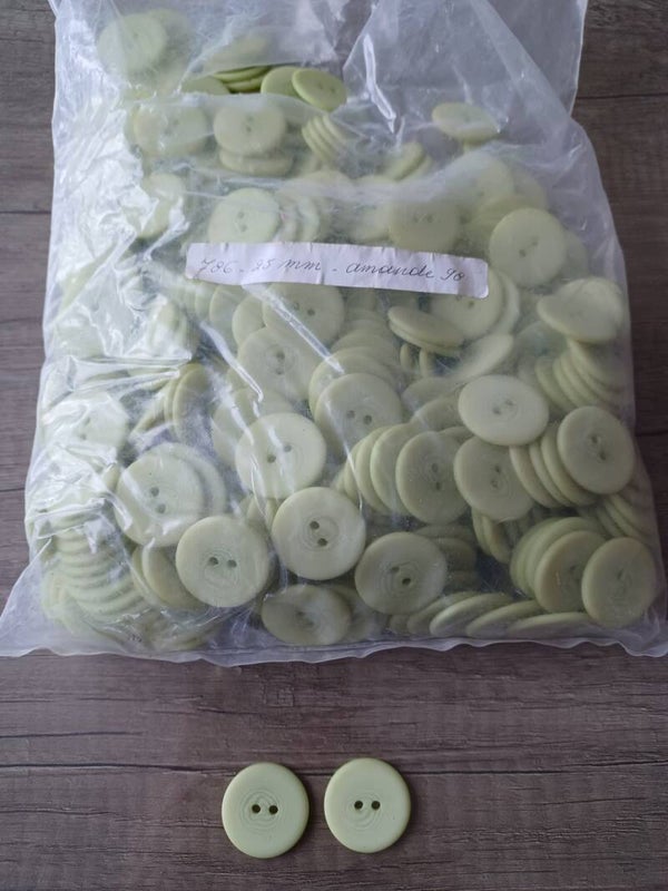 400 boutons plastique verts , 2,5 cm , neuf
