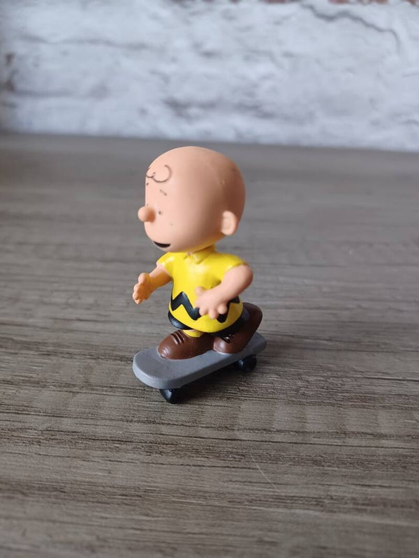 figurine schleich charlie brown skate (snoopy), neuf
