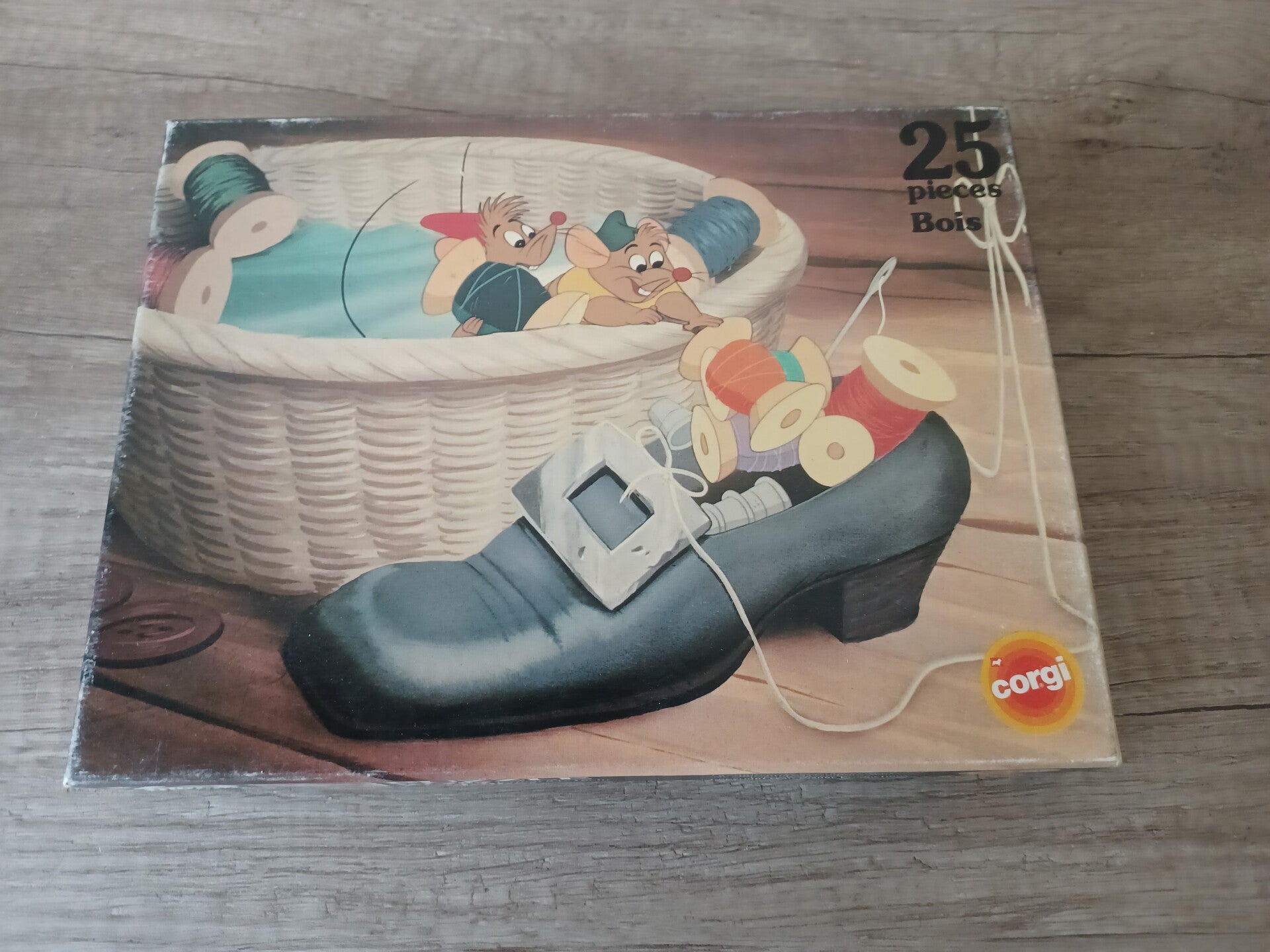 puzzle en bois cendrillon , corgi , 25 pieces , occasion