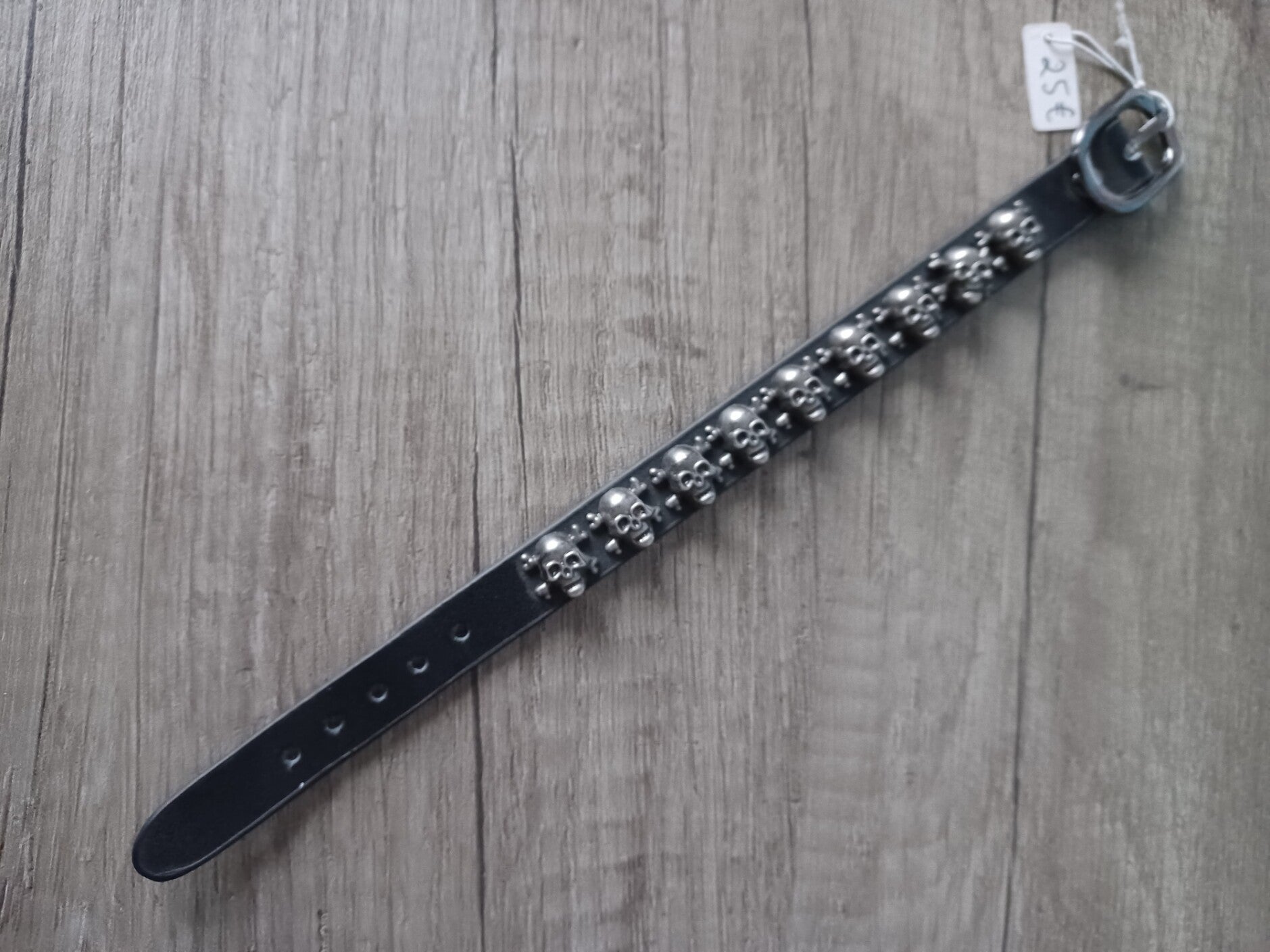 bracelet cuir avec tetes de morts , neuf