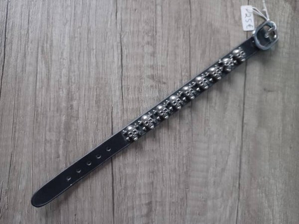bracelet cuir avec tetes de morts , neuf