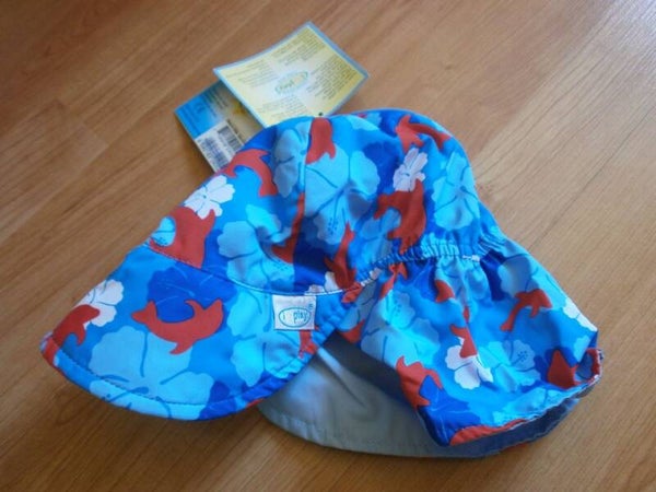 chapeau bebe , i play , bleu dauphins rouge, 2/4 ans, neuf