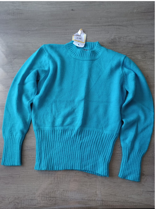 pull bleu en alpaga ou angora , taille pas indiqué (S ou M je pense) , neuf