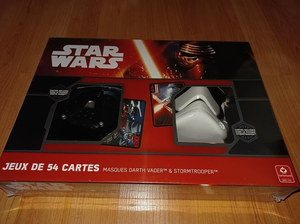 2 jeux de 54 cartes star wars dans coffrets en formes de masques , neuf