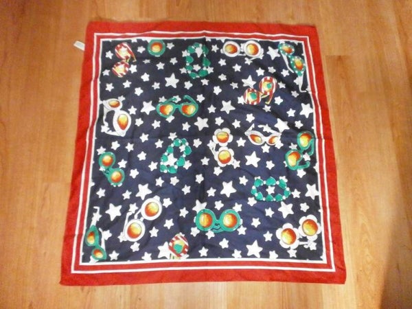 foulard carré rouge et bleu 100% polyester 60 x 60 cm , occasion