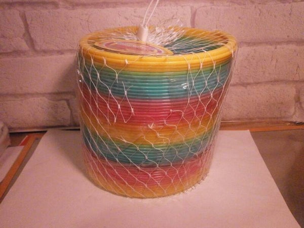 gros ressort plastique descend les escaliers , neuf