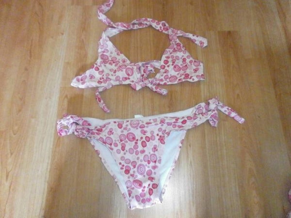 maillot de bain 2 pieces , rose , taille M reglable , systeme avec noeuds , neuf sans etiquette