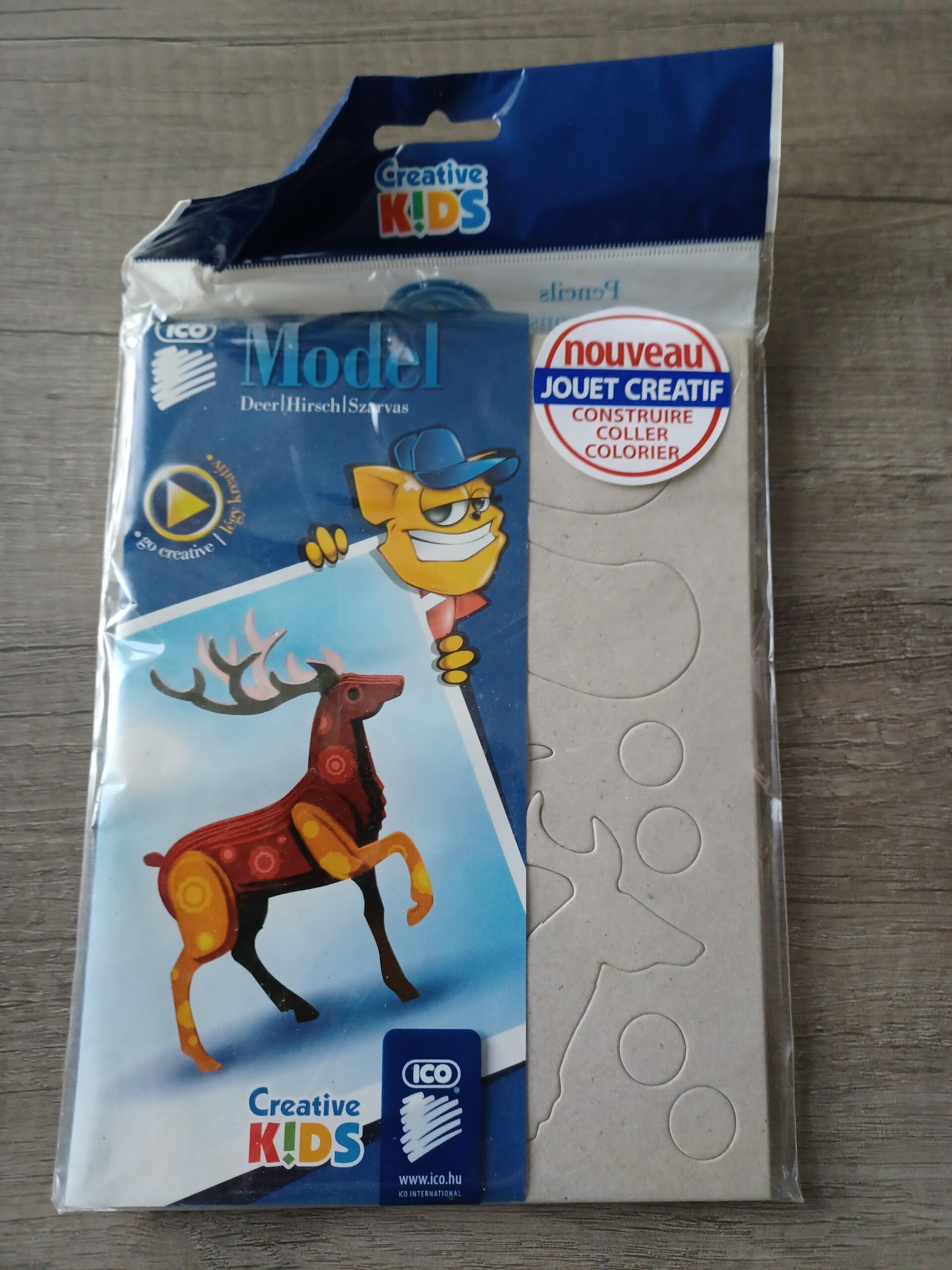 cerf en carton a coller et colorier , neuf