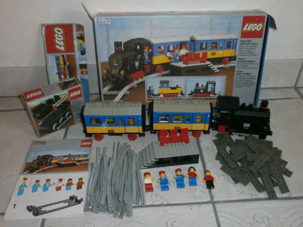 lego 7710 , train de passagers jaune et bleu , complet, occasion