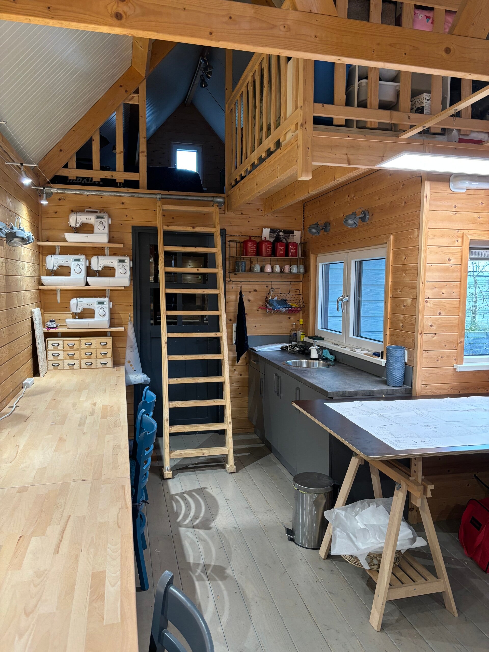 Meisje naait een boekenlegger