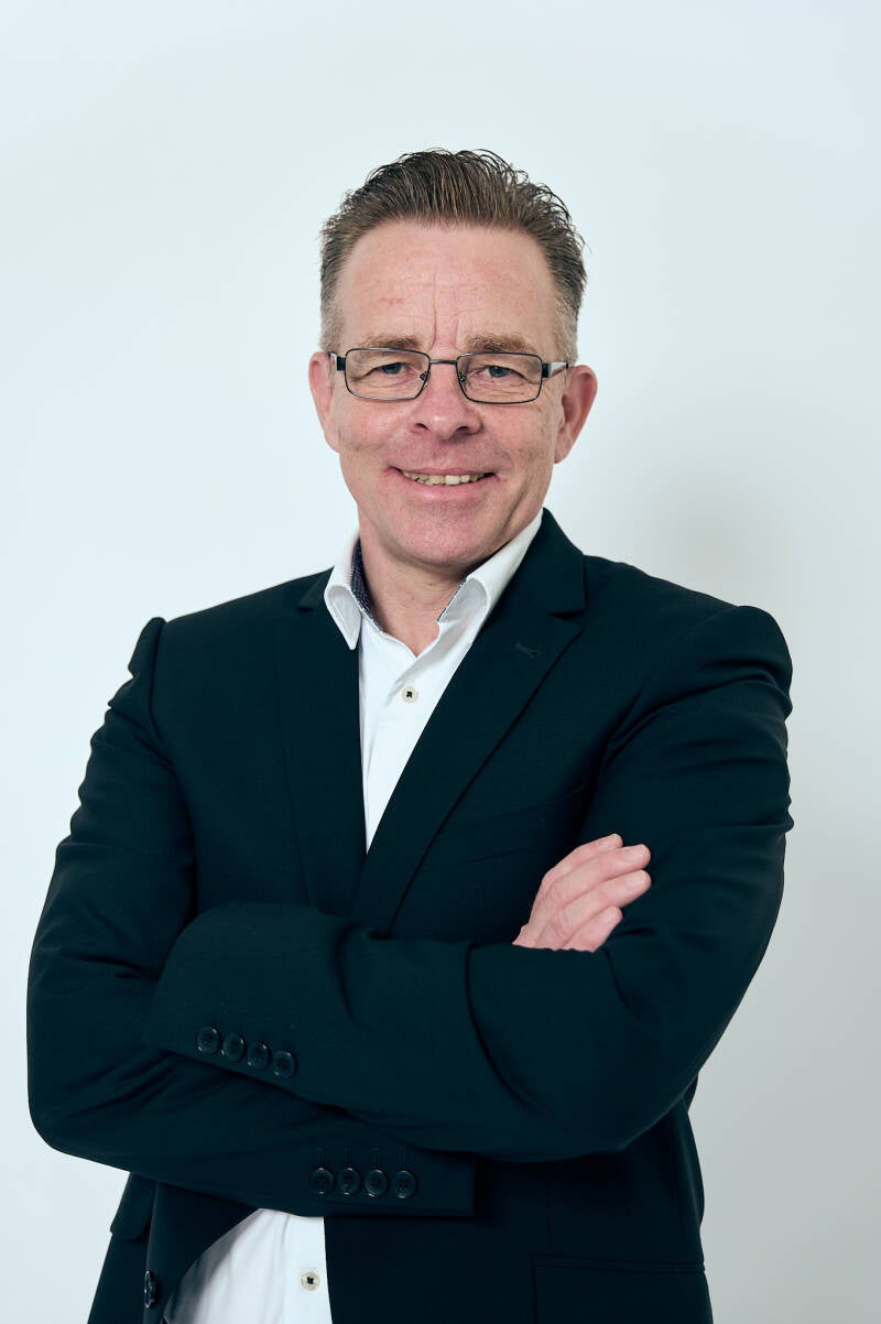 Portrait Udo Diepmann mit weissem Hemd und Brille