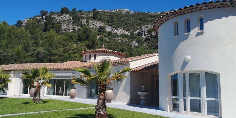 Cette image représente le travail réalisé sur une maison, de Net Habitat Montpellier, entreprise de couverture, zinguerie et peinture extérieure.