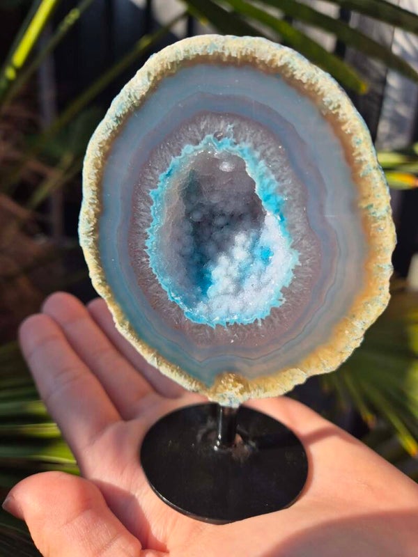 Blauwe Agaat op standaard met druzy