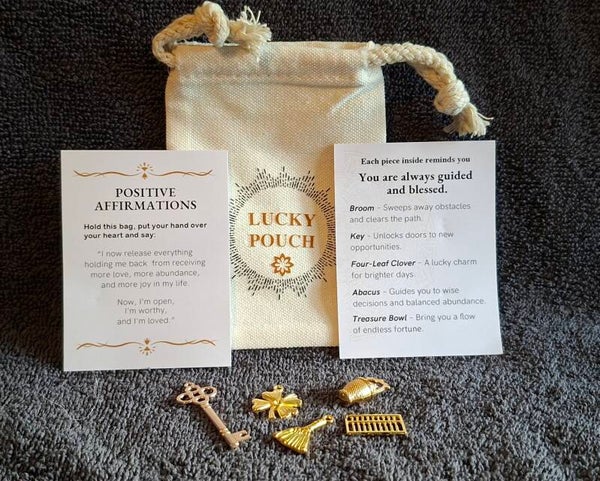 geluk zakje met goudkleurige ornamentjes