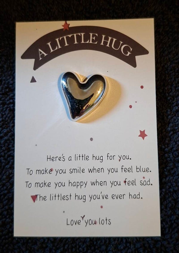 pocket hug, lief kaartje met zilverkleurig hartje
