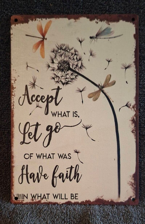 houten bordje met tekst, accept what is..