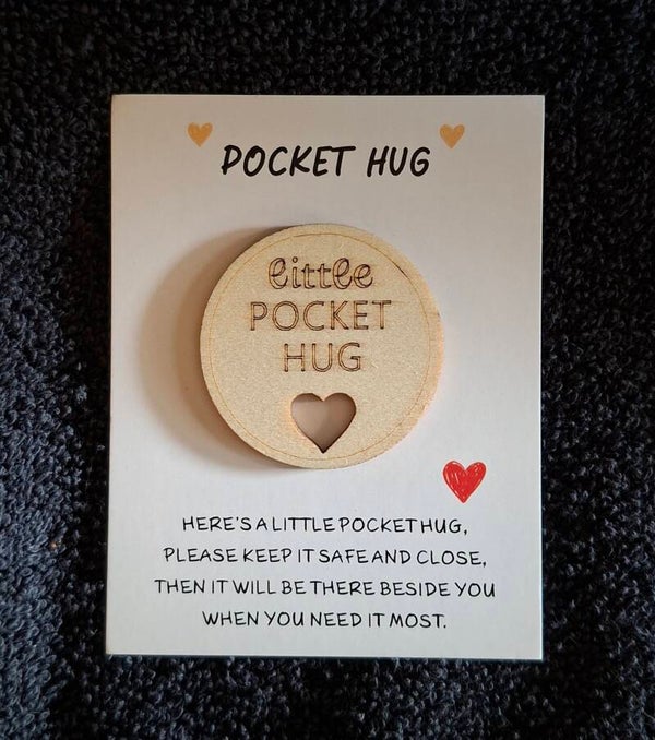 pockethug met houten ornamentje