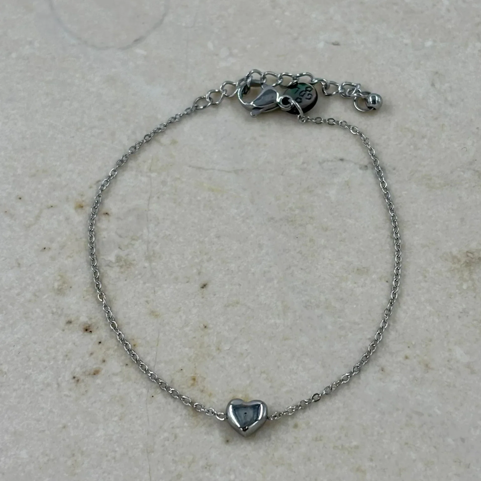 Armband subtiel klein hartje