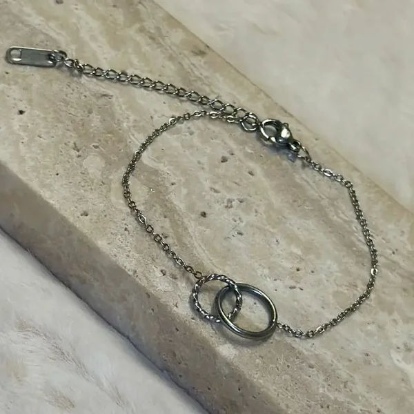 Armband verbonden ringen
