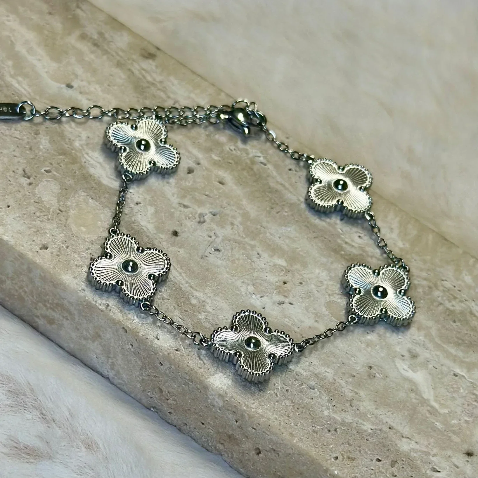 Armband zilveren klavers