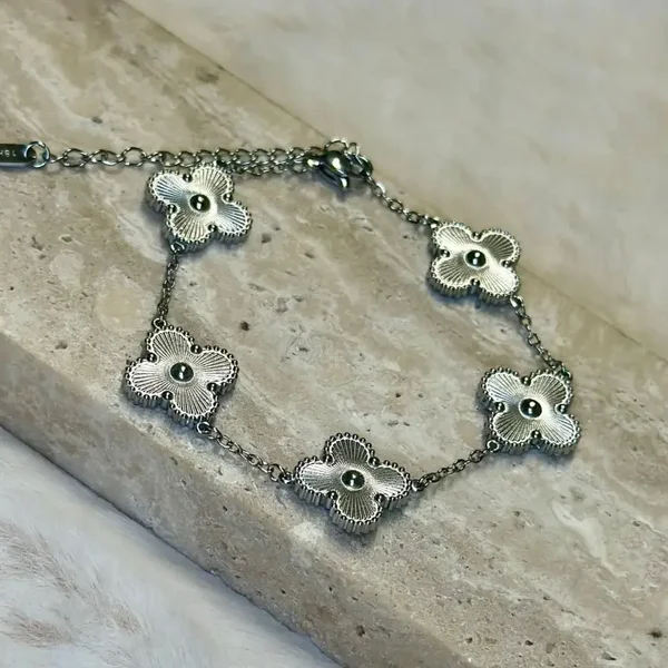 Armband zilveren klavers