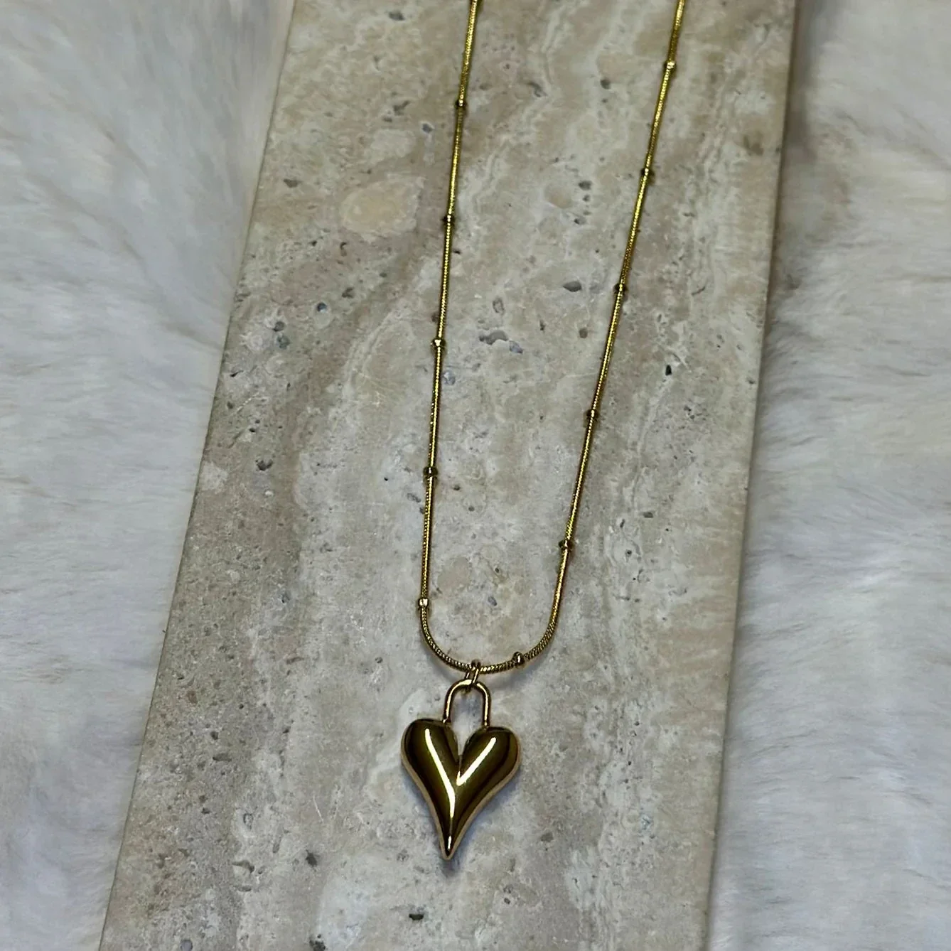 Bolletjes ketting met hartjesbedel