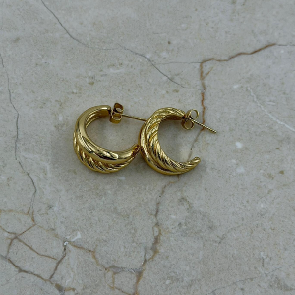 Klassieke gouden oorringen met een twist