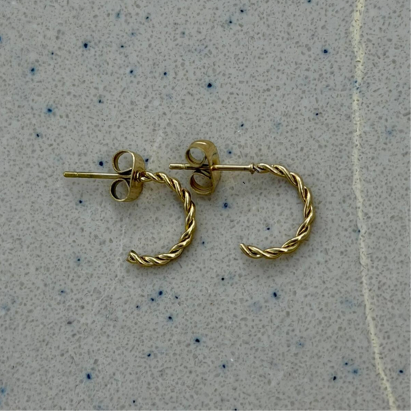 Minimalistische twisted ring oorstekers