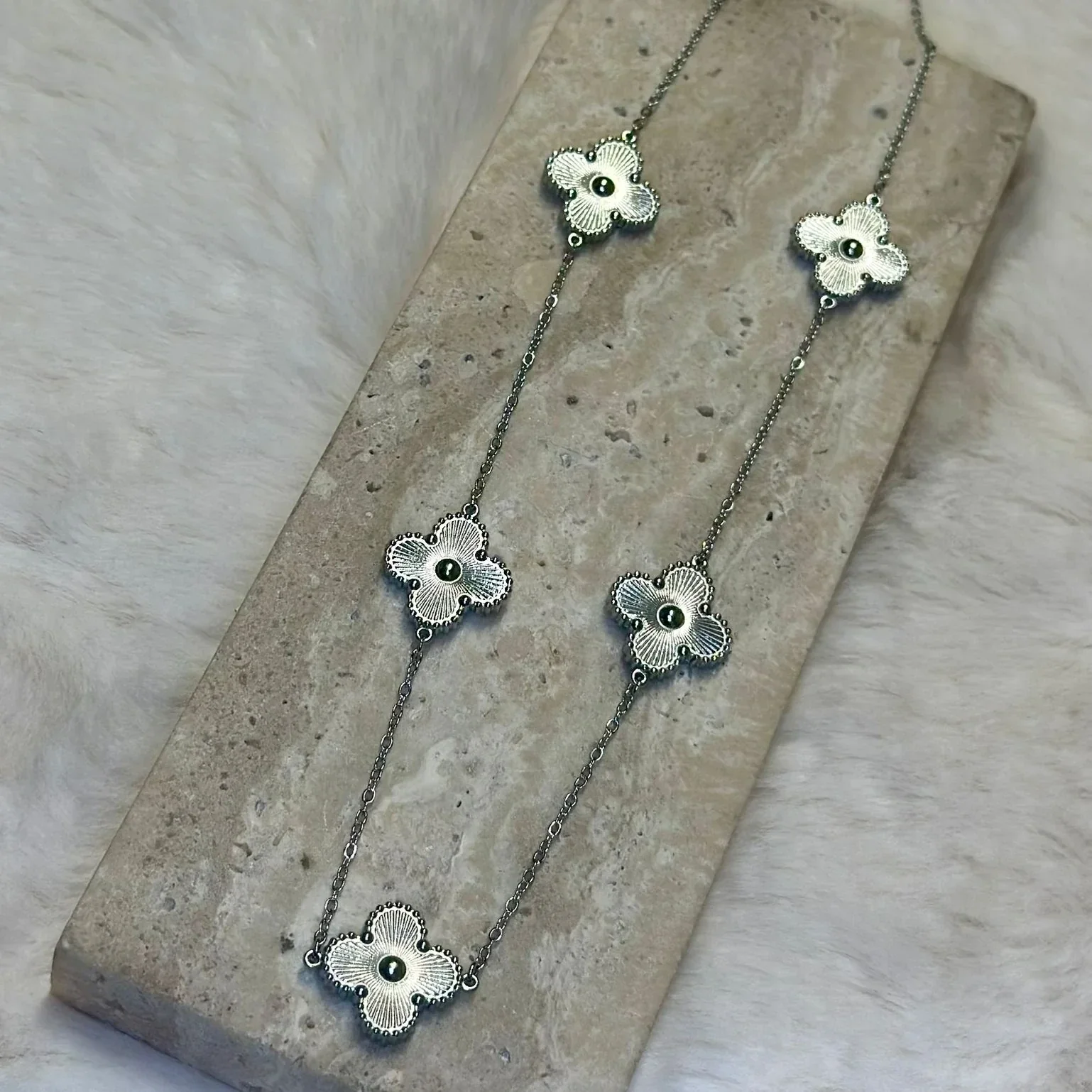 Ketting zilveren klavers