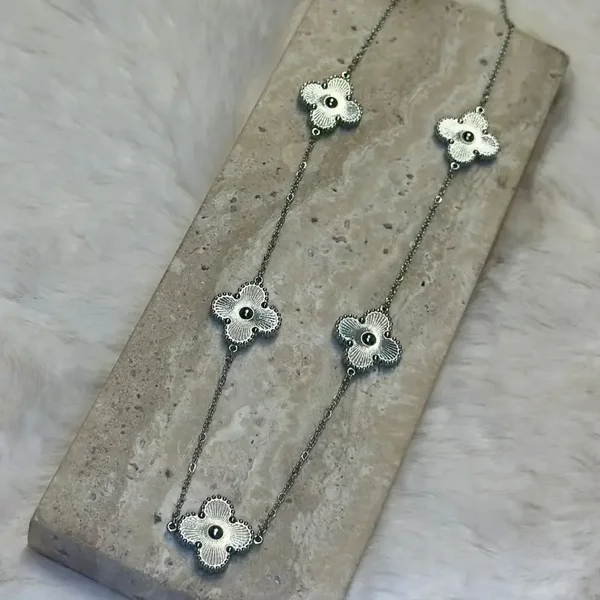 Ketting zilveren klavers