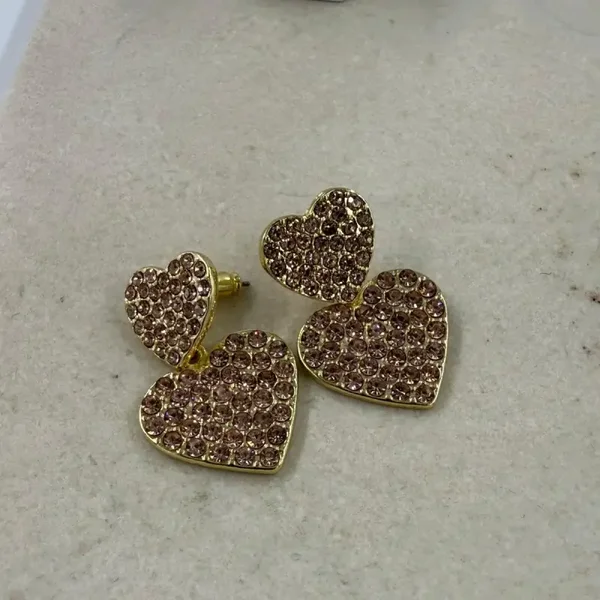 Oorbellen dubbel hartje met roze diamantjes