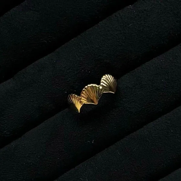Ring met drie schelpjes